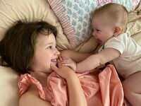 ミラ・ジョヴォヴィッチの娘たちが可愛すぎる！仲良しぶりにミラもメロメロ「幸せな時間」