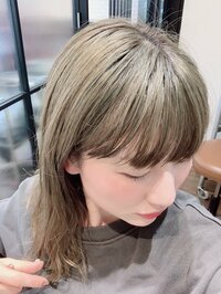 桃『新しい髪色は、プラチナグレージュ』