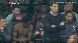 放送事故かな？一瞬、なんかスゴい奴が映った！ ゴツすぎるコロンビア代表FWがベンチで見せた衝撃のワンシーン