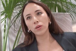 拒食症だった人気モデル、救急搬送され入院していた時の写真を公開「転んだだけで足首が反対側向いた」