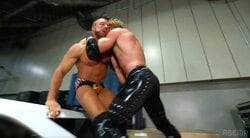 「やめてくれ！」ステージ裏の惨劇に実況悲痛 車のルーフで衝撃技…レスラー救急搬送も