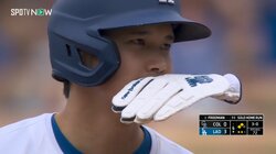 デコピン、見てるか？大谷翔平、突然の手袋パタパタシーンが日米ファンの間で話題に 犬の日に大型犬ならぬ“大谷犬”