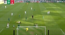 DFがブチギレ！ 何してくれてんだよ… 堂安律のゴールで仲間割れ！？ 相手チームの様子がおかしくなる「これはキレる」「責任転嫁」