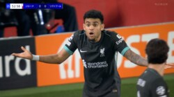 疑惑の判定！「当たり屋やん…」リヴァプールFW、転倒して膝蹴り被害→不可解なイエロー処分「意味不明」「ディアスは何も悪くない」