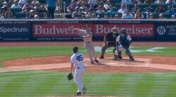 痛恨のミス！ 吉田正尚を「ナメすぎ」 前の打者を歩かせた… “意地の一打”で相手投手がおかしくなる「采配が裏目」