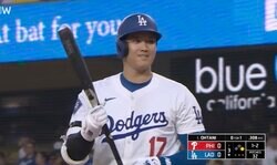 一体、何があった…！？ 大谷翔平、審判にハプニング発生→とっさに見せた“神対応”の瞬間「審判もカッコいいな」「なんだ、ただの聖人か」