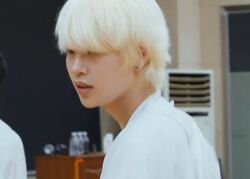 バレエ歴16年！金髪の21歳日本人練習生、センターになった途端、スゴすぎる実力を発揮しチームメイトが呆然「驚いた」「この魅力を見せられないのはもったいない」