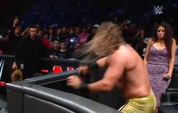 美人リングアナが“ドン引き”硬直の憂き目 「お姉さんビビってるw」狂気のイス投げに騒然