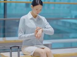 「誰が見てもCA顔！」圧倒的スタイルを誇る美女、勤務中の美しい姿に反響「背も高くて顔も小さい」