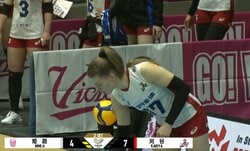 女子バレー、サーブで珍しい光景 コートを大きく外れ客席に“ズドン” まさかの出来事に実況も「これは随分と…」