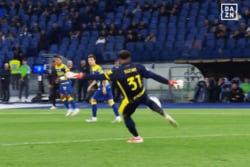 「異次元だ」鈴木彩艶の“70mザイオン砲”で敵陣カオス！？「精度マジでえぐい」衝撃パントキックで決定機演出