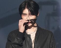 “整形級メイク”が話題！全身脱毛症公表のGYUTAE、抜群スタイルに悲鳴にも似た大歓声！ サングラスを外す姿に「かっけー！」の声