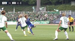 「ゴラッソ」「こんなん決めちゃうのかよ」クリアボールをダイレクトで振り抜く逆足スーパーボレー炸裂！必殺ロングスローからの爆速ミドルショットに「ちゃんと機能してる」「ミドルまで決めるか」