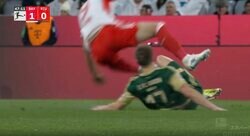 「レッドカードだろ！」「立ち上がれるか？」完全に狙い撃ち！強烈な殺人タックルが炸裂→吹っ飛ばされる瞬間　バイエルンのエースFWが足首粉砕された危険シーン