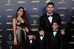 メッシの妻アントネラさんがGS突破を喜ぶお揃いユニの家族ショットを公開！「ファーストレディ」など大反響！【W杯】