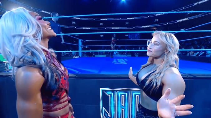 ジェイド・カーギル（写真左）とも渡り合う