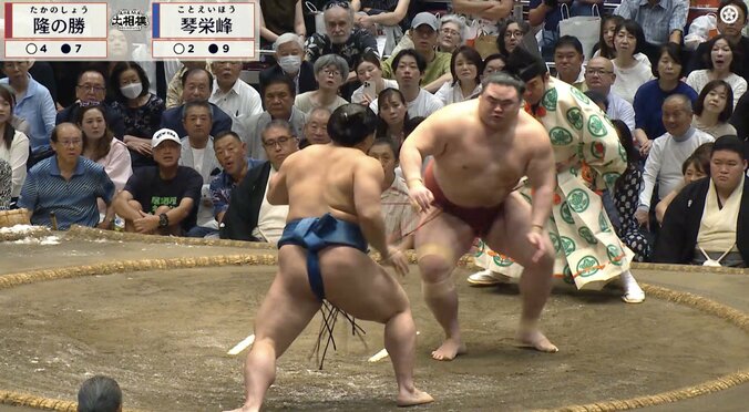 「大丈夫か？」力士に“異変”…幕内の取組で予期せぬ事態「負けた瞬間に…」「歩くのも辛そう」ファン・実況アナも心配 2枚目