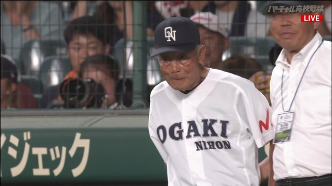 「それが高校生に対する指導者の姿勢」79歳・阪口監督、夏の甲子園でも立ったまま指揮 1枚目