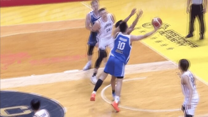 「審判は何を見とるん…」台湾vs日本で“疑惑のジャッジ”「どこがファウルなん？」「手を上げてただけ」解説・ファンが騒然【バスケＷ杯予選】 3枚目