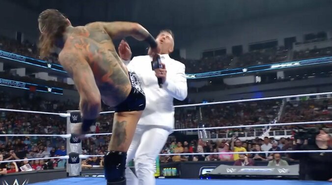 アリスターの回し蹴りがミズを襲う