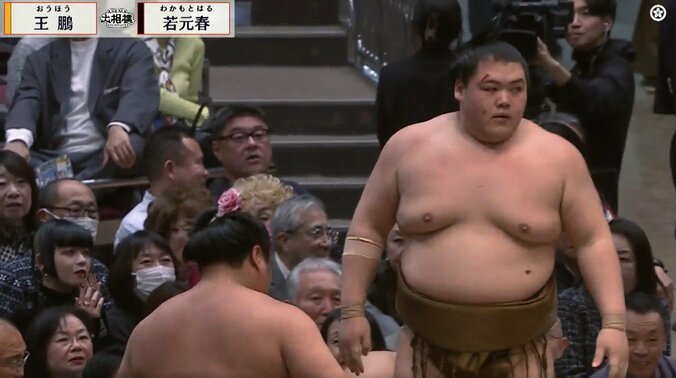 立ち上がった王鵬の額に血の跡