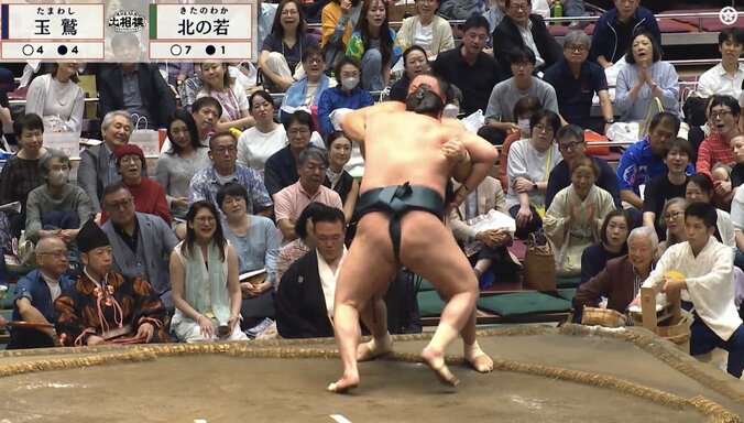 玉鷲、土俵際で驚異の粘り