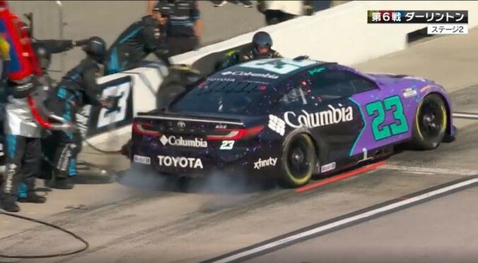 「手で車を止めようとしていた」レース中に身を挺して発進阻止…衝撃光景に中継騒然「あっとととと！凄いな」/NASCAR 5枚目