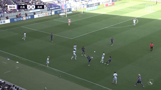 まるでベルカンプ！19歳MFの“変態トラップ”を元日本代表10番も絶賛「真上から来るボールはすごく難しい」走りながらビタ止め→即シュートの超テクニック 4枚目