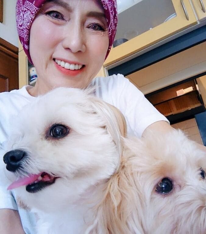  秋野暢子、入院前に再会した愛犬との自撮りショットを公開「治療も頑張るよ」  1枚目