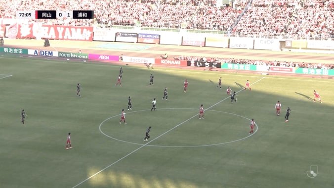 「ファンタジスタだ」浦和10番の“神トラップ→絶品スルーパス”が「異次元すぎた」「これぞ中島翔哉」現役大学生のプロ初得点を華麗にアシスト 3枚目