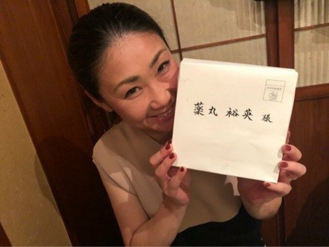 薬丸裕英　古閑美保から豪華な「素敵すぎる」結婚式の招待状を貰ったことを報告 1枚目