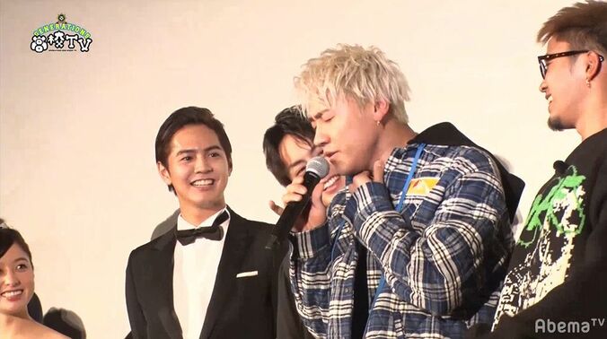 橋本環奈も困惑！？片寄涼太主演『0キス』舞台挨拶にGENEメンバー乱入であるミッションを遂行していた！ 1枚目