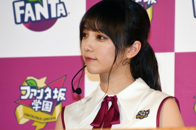 カズレーザー、斎藤飛鳥に「小顔すぎる！」　乃木坂メンバーが「変顔ボトル」に大はしゃぎ 3枚目