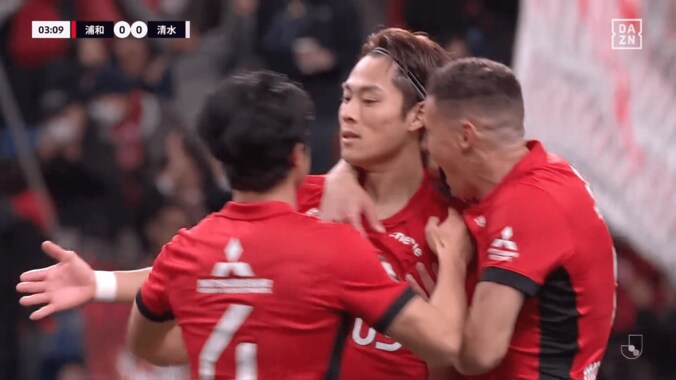埼スタ震撼！ 驚愕の“逆足スーパーゴール”が話題騒然「凄すぎる」「時が止まった」「バケモノだ」浦和MF渡邊凌磨がGKお手上げの一撃を叩き込んだ瞬間 2枚目