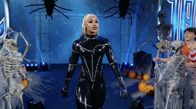 本編ではラバースーツ姿に