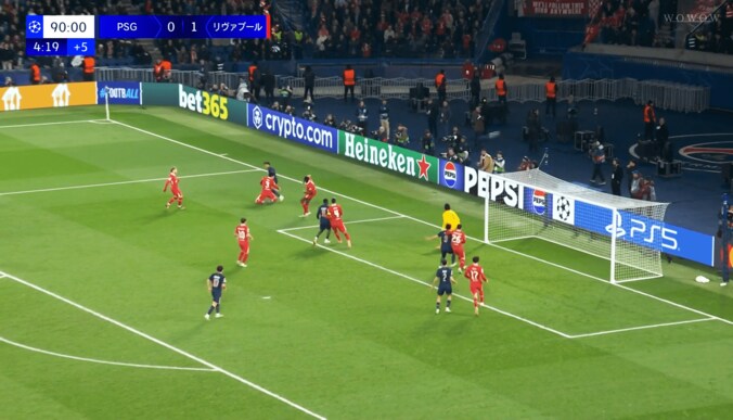 鉄壁！遠藤航の“神ブロック”にスタジアム大熱狂！「番犬すぎる」「バケモンや」「泣けてきた」PSGウイングを完封→現地メディアも絶賛「重要なブロック」 3枚目