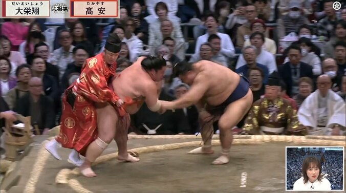 「行司に助けられた！」ベテラン実況も驚愕の展開 「珍しいものみた」土俵際の攻防が話題 2枚目