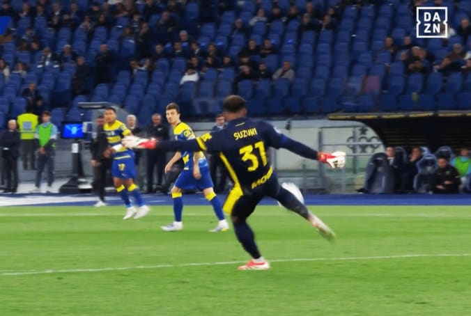 パントキックを蹴る鈴木彩艶