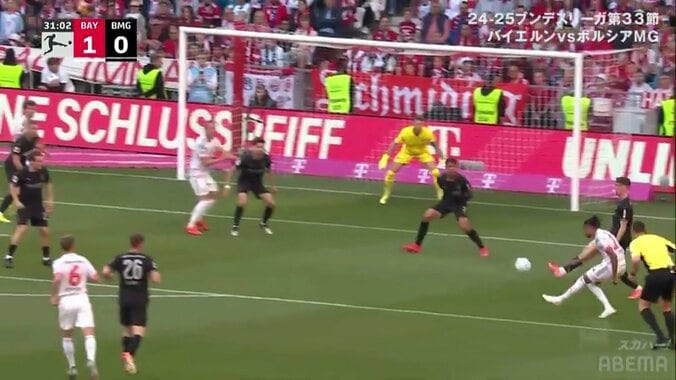 嘘だろ！？高速弾丸シュートの軌道を変える驚愕の“ワンタッチ”ヘッド弾炸裂！「これ触れるのケインだけだろ」「ちゃんと首振ってるし狙ってるわ」 5枚目