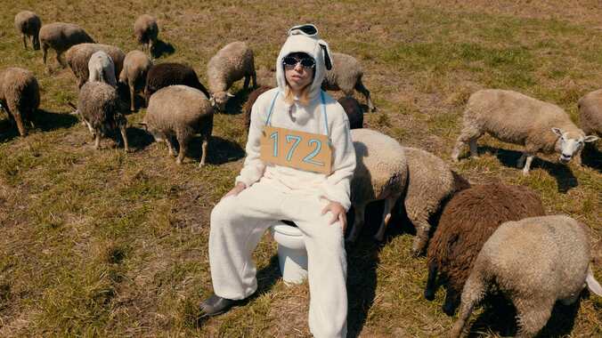 SUSHIBOYSのFARMHOUSEが寝れないときに数える羊の視点、心情を歌った「SLEEP SLEEP SHEEP」のMVを公開 1枚目