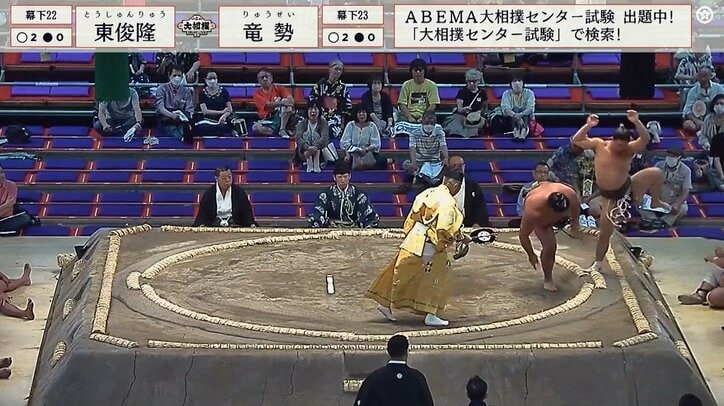 両力士が同時にフレームアウト 勢い余った“珍”取組に館内笑いと拍手