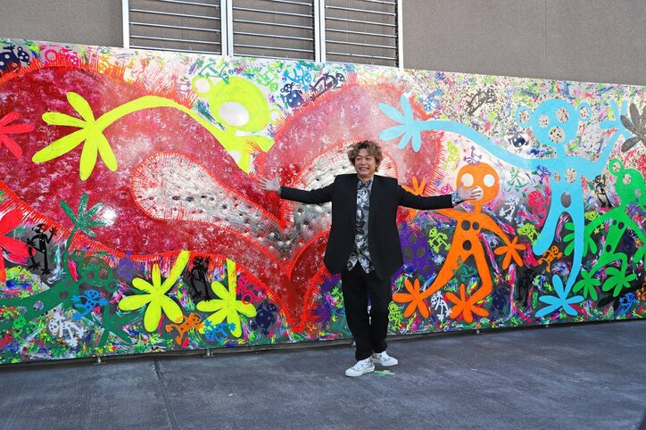 香取慎吾、青学大キャンパス壁に巨大壁画を制作「倉庫を借りてクリスマスもそこで過ごしました」 2枚目