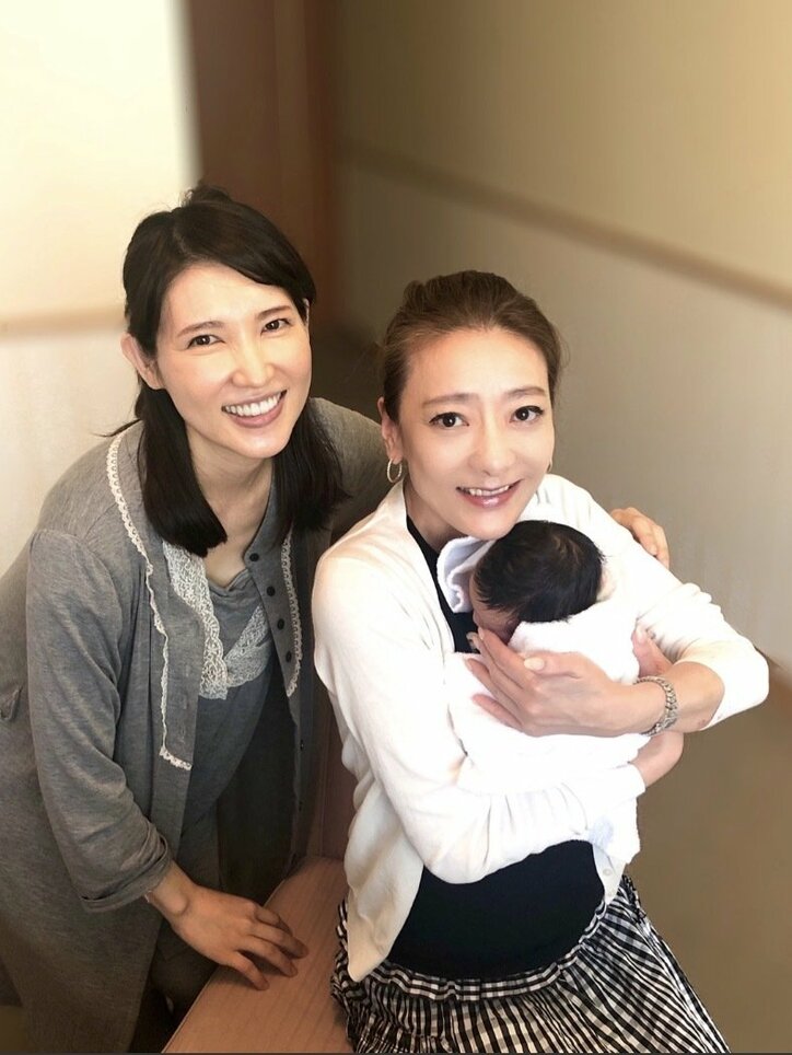 友利新、第3子を抱っこする西川史子と3ショット「何度も可愛い可愛いと言ってくれて」
