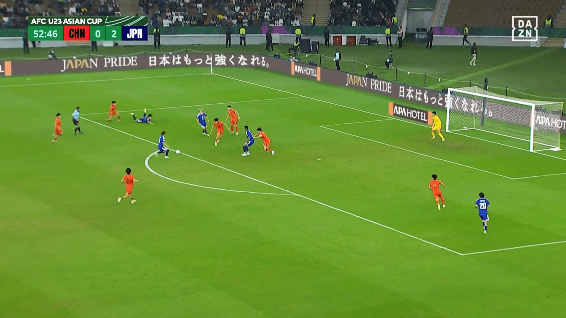 パスを出した直後に吹っ飛んだ佐藤龍之介