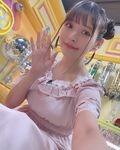 上坂すみれ、ふわふわワンピ&お団子ヘアの「声優と夜あそび」オフショットに「尊い」「眼福」と絶賛の声