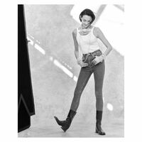 冨永愛の完璧なスタイル際立つ“全身モノクロ”ショットにファン絶賛「脚の長さに目が釘付け」「果てしなく美しい」