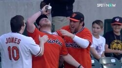 大谷翔平出場試合で、ファールをキャッチした相手チームファンが歓喜のあまり自らビールかぶる 実況も「一人セレブレーション」とあきれ