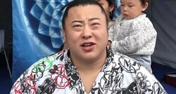 翔猿、パリジェンヌと2ショット カメラが捉えた大相撲パリ公演の活況＆歓迎ぶりを物語る一コマ