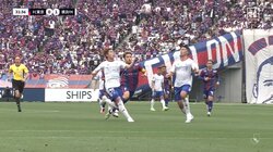 「大丈夫か？」ACL決勝を控える横浜FMにアクシデント 味方同士の衝突で頭部を強打しCB二人が負傷、一人は脳震盪で途中交代に スタジアム騒然の緊急事態