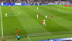 本当にディフェンダーですか？“フェイク”で敵２人を翻弄する超絶ドリブルを炸裂した瞬間「ラポルトは地味に最高級」「キャリーやばすぎ」「うっま」スペイン代表DFに喝采